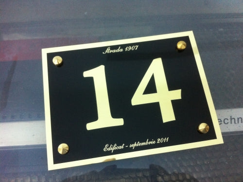 Placa eleganta din alama gravata