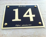 Placa eleganta din alama gravata
